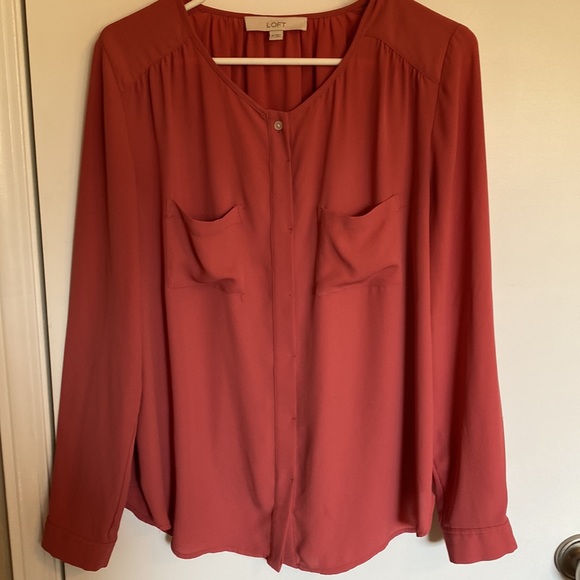 Adorable button-up blouse. - Picture 2 of 4